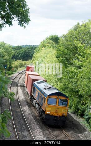 GBRf Baureihe 66 Diesellokomotive Nr. 66730 an einem freightliner Zug, Warwickshire, UK Stockfoto