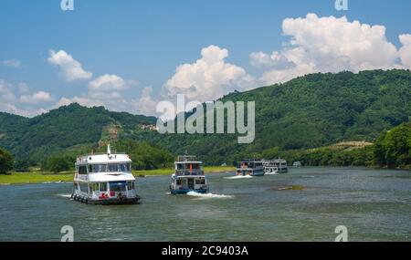 Yangshuo, China - August 2019 : Verkehr von Sightseeing-Booten mit Touristen Segeln zwischen atemberaubenden Karst Berglandschaft auf dem herrlichen Li riv Stockfoto