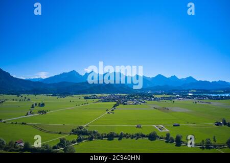 Hohenschwangau, 27. Juli 2020. Dorf Schwangau mit Blick auf den Forggenssee, nahe Schloss Neuschwanstein und Tegelberg, Barockkirche St. Koloman. © Peter Schatz / Alamy Live News Stockfoto