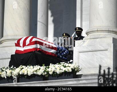 Washington, District of Columbia, USA. Juli 2020. Die Wachablösung vor der Schatulle des Kongressabgeordneten und Bürgerrechtlers John Lewis, der im US-Kapitol liegt, damit die Öffentlichkeit ihre Achtung zollen kann. Quelle: Essdras M. Suarez/ZUMA Wire/Alamy Live News Stockfoto