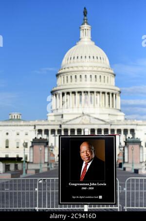 Washington, District of Columbia, USA. Juli 2020. Ein Foto des verstorbenen Kongressabgeordneten und Bürgerrechtler John Lewis wird ausgestellt, da sein Körper im US-Kapitol liegt, damit die Öffentlichkeit ihre Achtung zollt. Quelle: Essdras M. Suarez/ZUMA Wire/Alamy Live News Stockfoto