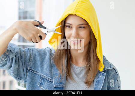 Hört auf zu rauchen, Frau schneidet eine Zigarette mit einer Schere Stockfoto