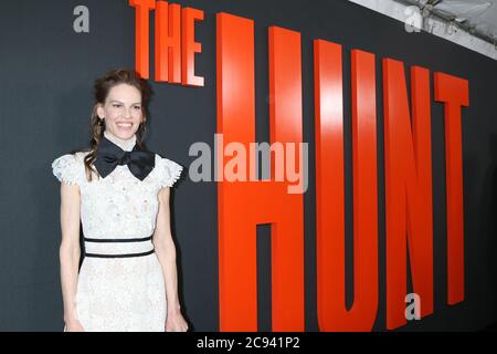 LOS ANGELES - 9. MÄRZ: Hilary Swank bei der 'The Hunt' Premiere im ArcLight Hollywood am 9. März 2020 in Los Angeles, CA Stockfoto