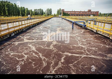 Wasseraufbereitungsbehälter mit Abwasser, Belüftungsprozess. Stockfoto