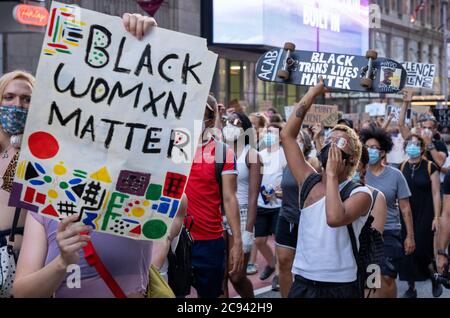 Black Womens/Womxn March Black Lives Matter Protest - Black Womxn Matter Zeichen in NYC Stockfoto