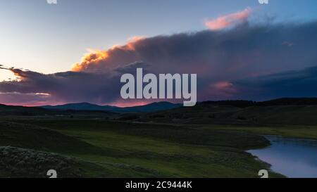 Sonnenuntergang über Hayden Valley, Yellowstone National Park Stockfoto