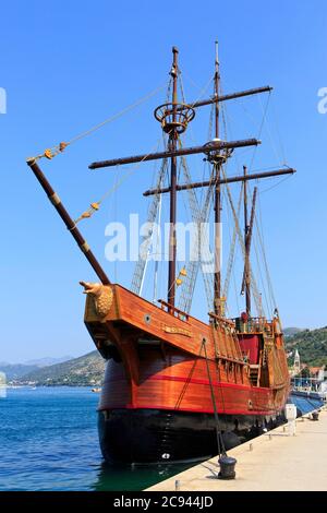 Nachbildung eines dreimastigen Segelschiffs aus dem 16. Jahrhundert "karaka" (auf englisch als argosy oder Carrack bekannt) in Dubrovnik, Kroatien Stockfoto