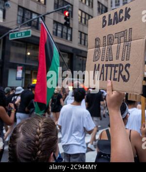 Black Womens/Womxn March Black Lives Matter - Black Birth Matters Zeichen bei NYC Protest Stockfoto