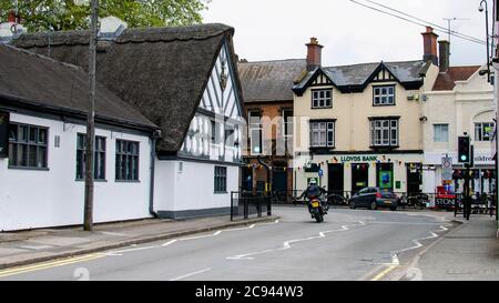 Stone, Staffordshire / Vereinigtes Königreich - Mai 19 2019: Crown and Anchor Pub in Stone. Weißes altes Gebäude und die Straße in der Nähe. Stockfoto