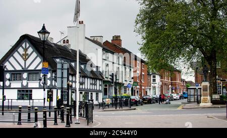 Stone, Staffordshire / Vereinigtes Königreich - Mai 19 2019: Crown and Anchor Pub in Stone. Weißes altes Gebäude und die Straße in der Nähe. Stockfoto