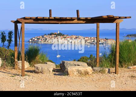 Panoramablick über die malerische Insel Primosten (Gespanschaft Sibenik-Knin), Kroatien Stockfoto