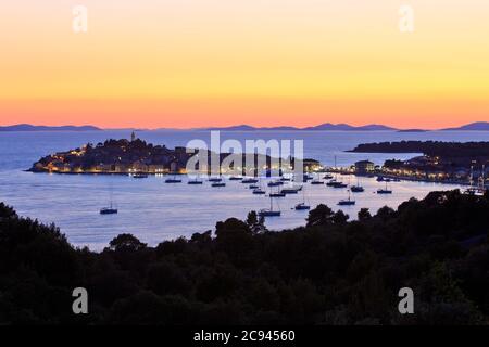 Panoramablick über die malerische Insel Primosten (Gespanschaft Sibenik-Knin), Kroatien und die umliegenden Inseln bei Sonnenuntergang Stockfoto