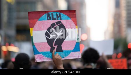 Schwarze Frauen/Frauen März Black Lives Matter Protest - BLM Black Power Fist Zeichen in der Menge Stockfoto