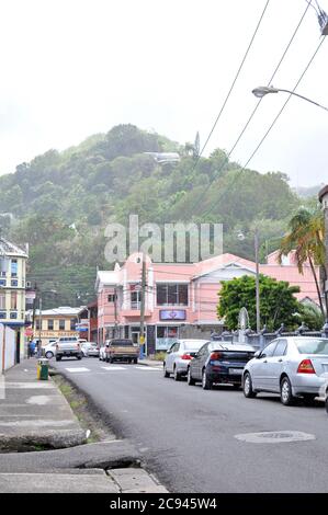 Vertikales Bild von St. Lucia Straßen in Nebel bedeckt, wie es regnet.Regenwetter. Stockfoto