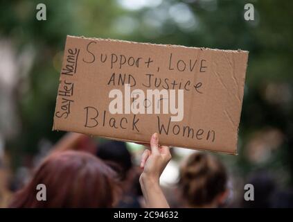 Black Womens/Womxn March Black Lives Matter Protest - Unterstützung, Liebe und Gerechtigkeit für schwarze Frauen Zeichen Stockfoto