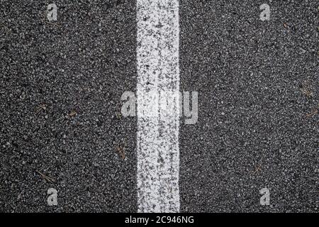 Weiße Linie auf Asphalt gemalt, Textur. Stockfoto