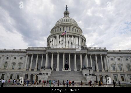 Washington, Usa. Juli 2020. Die Schatulle mit dem Körper des Kongressabgeordneten John Lewis, D-GA, der im Staat liegt, während des zweiten Tages der öffentlichen Besichtigung im US Captiol in Washington DC am Dienstag, dem 28. Juli 2020. Aufgrund der COVID-19-Pandemie wurde die civilÊrights nach draußen verlegt, wo die Öffentlichkeit sicher Respekt zahlen kann. Foto von Tasos Katopodis/UPI. Kredit: UPI/Alamy Live Nachrichten Stockfoto