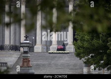 Washington, Usa. Juli 2020. Die Schatulle mit dem Körper des Kongressabgeordneten John Lewis, D-GA, der im Staat liegt, während des zweiten Tages der öffentlichen Besichtigung im US Captiol in Washington DC am Dienstag, dem 28. Juli 2020. Aufgrund der COVID-19-Pandemie wurde die civilÊrights nach draußen verlegt, wo die Öffentlichkeit sicher Respekt zahlen kann. Foto von Tasos Katopodis/UPI. Kredit: UPI/Alamy Live Nachrichten Stockfoto