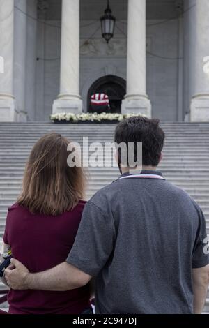 Washington, Usa. Juli 2020. Die Schatulle mit dem Körper des Kongressabgeordneten John Lewis, D-GA, der im Staat liegt, während des zweiten Tages der öffentlichen Besichtigung im US Captiol in Washington DC am Dienstag, dem 28. Juli 2020. Aufgrund der COVID-19-Pandemie wurde die civilÊrights nach draußen verlegt, wo die Öffentlichkeit sicher Respekt zahlen kann. Foto von Tasos Katopodis/UPI. Kredit: UPI/Alamy Live Nachrichten Stockfoto