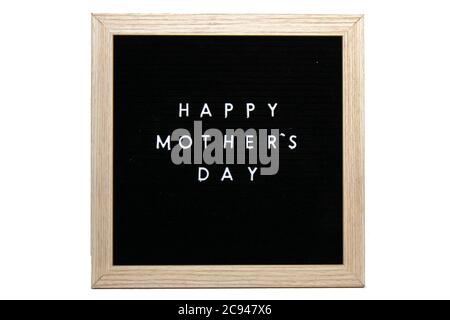 Ein schwarzes Schild mit einem Birkenrahmen, der Happy Mothers Day in weißen Buchstaben auf einem rein weißen Hintergrund sagt Stockfoto