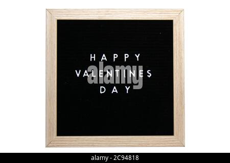 Ein schwarzes Schild mit einem Birkenrahmen, der Happy Valentines Day in weißen Buchstaben auf einem rein weißen Hintergrund sagt Stockfoto