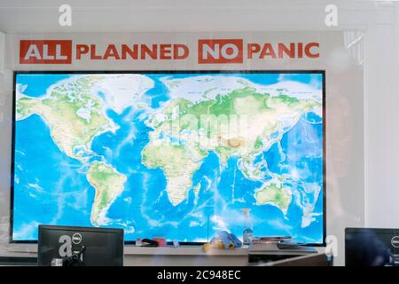 Eine Weltkarte mit den Worten "All Planned No Panic" im Flight Center Store in Covent Garden, London. Alle Flight Center Stores bleiben wegen der Covid-19-Krise geschlossen und mit der Unsicherheit, dass ‘Air Bridges’ wie Spanien gezogen werden, ist es eine harte Krawatte für Reisebüros. Stockfoto