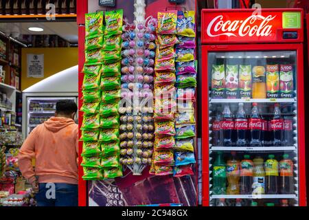 Verpackte FMCG-Produkte (Fast Moving Consumer Goods) werden auf einem traditionellen Markt in Besiktas, Istanbul / Türkei, ausgestellt. Stockfoto