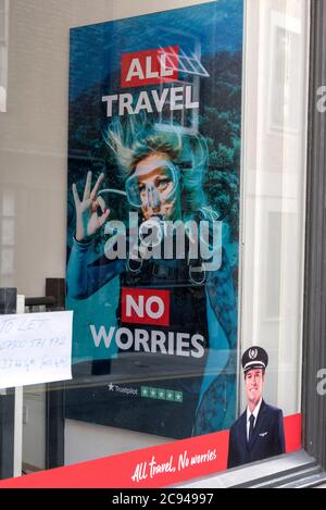 London, Großbritannien. Juli 2020. Ein Poster mit der Aufschrift "All Travel No Worrys" ist im Flight Centre Store in Covent Garden, London zu sehen.Alle Flight Centre Stores bleiben wegen der Covid-19 Krise geschlossen und mit der Unsicherheit von ""˜Air Bridges" wie Spanien, die gezogen werden, ist es eine harte Krawatte für Reisebüros. Kredit: Dave Rushen/SOPA Images/ZUMA Wire/Alamy Live Nachrichten Stockfoto