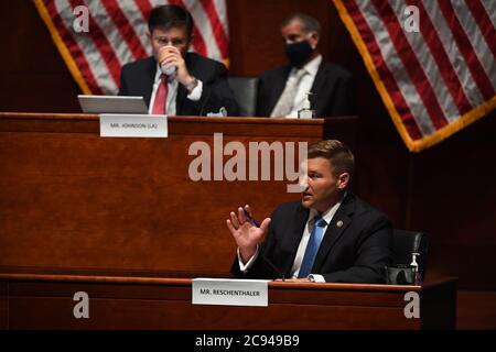 Der US-Repräsentant Guy Reschenthaler (Republikaner von Pennsylvania) stellt während der Anhörung des US-Justizausschusses am 28. Juli 2020 auf dem Capitol Hill in Washington, DC, Fragen an den US-Generalstaatsanwalt William Barr. Das Komitee war daran interessiert zu erfahren, warum Bundesgesetzdurchsetzungsbeamte unter anderem in Städte geschickt wurden, in denen Proteste stattfanden. Kredit: Matt McClain/Pool über CNP - Gebrauch weltweit Stockfoto