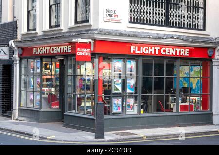 London, Großbritannien. Juli 2020. Außenansicht des Flight Centre Storefront in Soho, London.Alle Flight Centre Stores bleiben wegen der Covid-19 Krise geschlossen und mit der Unsicherheit von ''˜Air Bridges' wie Spanien gezogen wird, ist es eine harte Krawatte für Reisebüros. Kredit: Dave Rushen/SOPA Images/ZUMA Wire/Alamy Live Nachrichten Stockfoto