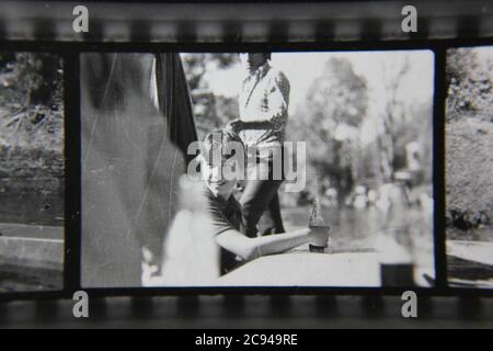 Feine schwarz-weiße Straßenfotografie der 70er Jahre eines Trajinera-Bootsmanns in Xochimilco, Mexiko. Stockfoto