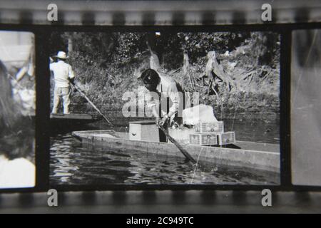 Feine schwarz-weiße Straßenfotografie der 70er Jahre eines Trajinera-Bootsmanns in Xochimilco, Mexiko. Stockfoto