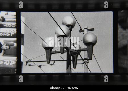 Feine 70er Jahre Vintage schwarz-weiß Straßenfotografie von Straßenlaternen in Mexiko. Stockfoto