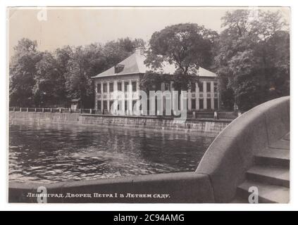 RUSSLAND, UdSSR - UM 1954: Eine Sepia-Postkarte zeigt den Sommerpalast Peters des Großen in Leningrad, Sankt Petersburg Stockfoto