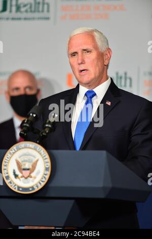 Miami, Florida, USA. Juli 2020. US-Vizepräsident Mike Pence spricht während einer Pressekonferenz zum Beginn der Phase-III-Studien für einen Coronavirus-Impfstoff an der University of Miami Miller School of Medicine, Don SaOffer Clinical Research Center am 27. Juli 2020 in Miami, Florida. Der Vizepräsident nimmt an einem Rundtisch mit Florida Gov. Ron DeSantis, FDA-Kommissar, Universitätsleitung und Forscher über den Fortschritt eines Coronavirus-Impfstoffs. Quelle: Mpi10/Media Punch/Alamy Live News Stockfoto