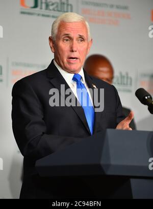 Miami, Florida, USA. Juli 2020. US-Vizepräsident Mike Pence spricht während einer Pressekonferenz zum Beginn der Phase-III-Studien für einen Coronavirus-Impfstoff an der University of Miami Miller School of Medicine, Don SaOffer Clinical Research Center am 27. Juli 2020 in Miami, Florida. Der Vizepräsident nimmt an einem Rundtisch mit Florida Gov. Ron DeSantis, FDA-Kommissar, Universitätsleitung und Forscher über den Fortschritt eines Coronavirus-Impfstoffs. Quelle: Mpi10/Media Punch/Alamy Live News Stockfoto