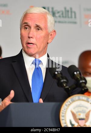 Miami, Florida, USA. Juli 2020. US-Vizepräsident Mike Pence spricht während einer Pressekonferenz zum Beginn der Phase-III-Studien für einen Coronavirus-Impfstoff an der University of Miami Miller School of Medicine, Don SaOffer Clinical Research Center am 27. Juli 2020 in Miami, Florida. Der Vizepräsident nimmt an einem Rundtisch mit Florida Gov. Ron DeSantis, FDA-Kommissar, Universitätsleitung und Forscher über den Fortschritt eines Coronavirus-Impfstoffs. Quelle: Mpi10/Media Punch/Alamy Live News Stockfoto