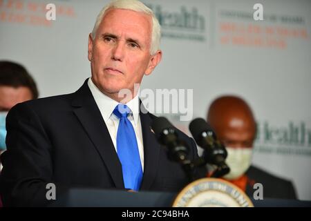 Miami, Florida, USA. Juli 2020. US-Vizepräsident Mike Pence spricht während einer Pressekonferenz zum Beginn der Phase-III-Studien für einen Coronavirus-Impfstoff an der University of Miami Miller School of Medicine, Don SaOffer Clinical Research Center am 27. Juli 2020 in Miami, Florida. Der Vizepräsident nimmt an einem Rundtisch mit Florida Gov. Ron DeSantis, FDA-Kommissar, Universitätsleitung und Forscher über den Fortschritt eines Coronavirus-Impfstoffs. Quelle: Mpi10/Media Punch/Alamy Live News Stockfoto