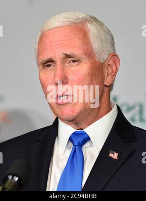 Miami, Florida, USA. Juli 2020. US-Vizepräsident Mike Pence spricht während einer Pressekonferenz zum Beginn der Phase-III-Studien für einen Coronavirus-Impfstoff an der University of Miami Miller School of Medicine, Don SaOffer Clinical Research Center am 27. Juli 2020 in Miami, Florida. Der Vizepräsident nimmt an einem Rundtisch mit Florida Gov. Ron DeSantis, FDA-Kommissar, Universitätsleitung und Forscher über den Fortschritt eines Coronavirus-Impfstoffs. Quelle: Mpi10/Media Punch/Alamy Live News Stockfoto