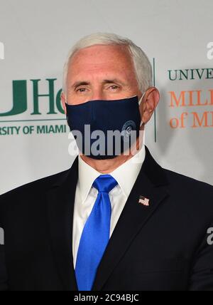 Miami, Florida, USA. Juli 2020. US-Vizepräsident Mike Pence spricht während einer Pressekonferenz zum Beginn der Phase-III-Studien für einen Coronavirus-Impfstoff an der University of Miami Miller School of Medicine, Don SaOffer Clinical Research Center am 27. Juli 2020 in Miami, Florida. Der Vizepräsident nimmt an einem Rundtisch mit Florida Gov. Ron DeSantis, FDA-Kommissar, Universitätsleitung und Forscher über den Fortschritt eines Coronavirus-Impfstoffs. Quelle: Mpi10/Media Punch/Alamy Live News Stockfoto