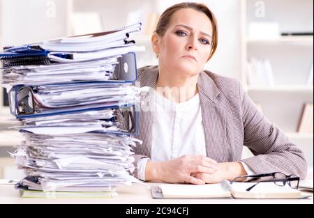 Die geschäftsfrau sehr beschäftigt mit laufenden Schreibarbeit Stockfoto