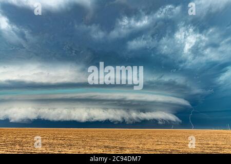 Ein Mesocyclone Wetter supercell, die eine Pre-Tornado-Bühne ist, passiert die Great Plains während strömende regen und knackende Blitz Highlight der ho Stockfoto