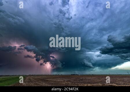 Ein Mesocyclone Wetter supercell, die eine Pre-Tornado-Bühne ist, passiert die Great Plains während strömende regen und knackende Blitz Highlight der ho Stockfoto