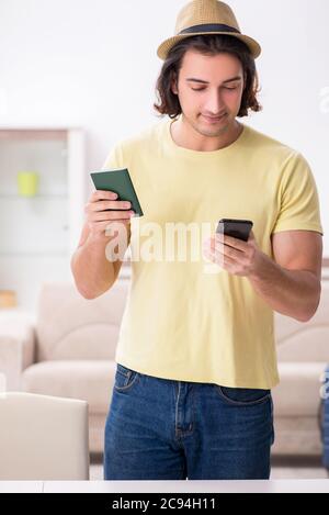 Junger Mann mit Pass für die Vorbereitung der Sommerreise Stockfoto
