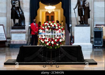 Washington, USA 28. Juli 2020. 28. Juli 2020 - Washington, DC, USA: Die Capitol Rotunda mit der Lincoln Catafalque, die die Schatulle von John Lewis unterstützte. (Foto: Michael Brochstein/Sipa USA) Quelle: SIPA USA/Alamy Live News Stockfoto