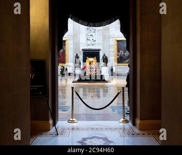 Washington, DC, USA. Juli 2020. 28. Juli 2020 - Washington, DC, USA: Die Capitol Rotunda mit der Lincoln Catafalque, die die Schatulle von John Lewis unterstützte. Quelle: Michael Brochstein/ZUMA Wire/Alamy Live News Stockfoto