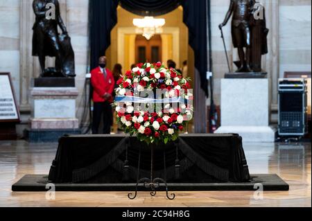 Washington, DC, USA. Juli 2020. 28. Juli 2020 - Washington, DC, USA: Die Capitol Rotunda mit der Lincoln Catafalque, die die Schatulle von John Lewis unterstützte. Quelle: Michael Brochstein/ZUMA Wire/Alamy Live News Stockfoto