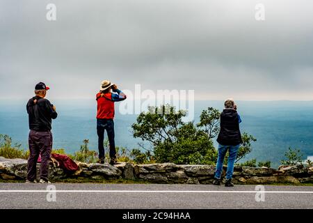 Ein sehr nebliger Tag auf dem Mount Wachusett in Princeton, Massachusetts Stockfoto