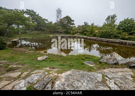 Ein sehr nebliger Tag auf dem Mount Wachusett in Princeton, Massachusetts Stockfoto