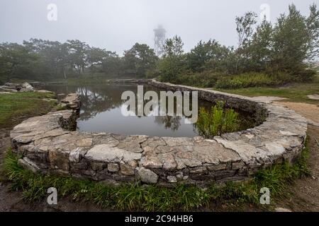 Ein sehr nebliger Tag auf dem Mount Wachusett in Princeton, Massachusetts Stockfoto